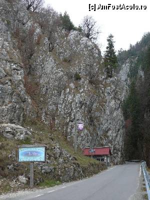 [P02] Intrarea în Cheile Dâmbovicioarei (se vede şi ghereta unde se plăteşte taxa)  » foto by Claudiu U.
 - 
<span class="allrVoted glyphicon glyphicon-heart hidden" id="av414607"></span>
<a class="m-l-10 hidden" id="sv414607" onclick="voting_Foto_DelVot(,414607,4190)" role="button">șterge vot <span class="glyphicon glyphicon-remove"></span></a>
<a id="v9414607" class=" c-red"  onclick="voting_Foto_SetVot(414607)" role="button"><span class="glyphicon glyphicon-heart-empty"></span> <b>LIKE</b> = Votează poza</a> <img class="hidden"  id="f414607W9" src="/imagini/loader.gif" border="0" /><span class="AjErrMes hidden" id="e414607ErM"></span>