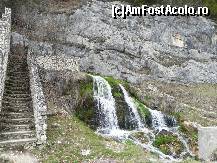 [P36] Izvorul din aval e mult mai bogat. Se poate urca pe acea mică terasă, dar parapetul e prea înalt ca să ajungi comod la apă.  » foto by abancor
 - 
<span class="allrVoted glyphicon glyphicon-heart hidden" id="av423648"></span>
<a class="m-l-10 hidden" id="sv423648" onclick="voting_Foto_DelVot(,423648,4190)" role="button">șterge vot <span class="glyphicon glyphicon-remove"></span></a>
<a id="v9423648" class=" c-red"  onclick="voting_Foto_SetVot(423648)" role="button"><span class="glyphicon glyphicon-heart-empty"></span> <b>LIKE</b> = Votează poza</a> <img class="hidden"  id="f423648W9" src="/imagini/loader.gif" border="0" /><span class="AjErrMes hidden" id="e423648ErM"></span>