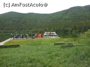[P11] Lacul Sfânta Ana - Așteptarea la debarcader. » foto by iulianic
 - 
<span class="allrVoted glyphicon glyphicon-heart hidden" id="av1375335"></span>
<a class="m-l-10 hidden" id="sv1375335" onclick="voting_Foto_DelVot(,1375335,4197)" role="button">șterge vot <span class="glyphicon glyphicon-remove"></span></a>
<a id="v91375335" class=" c-red"  onclick="voting_Foto_SetVot(1375335)" role="button"><span class="glyphicon glyphicon-heart-empty"></span> <b>LIKE</b> = Votează poza</a> <img class="hidden"  id="f1375335W9" src="/imagini/loader.gif" border="0" /><span class="AjErrMes hidden" id="e1375335ErM"></span>