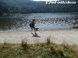 [P06] O zi de plajã la lacul Sfânta Ana. In stanga departe, vedeti debarcaderul pe langa care trecusem.  » foto by vega06
 - 
<span class="allrVoted glyphicon glyphicon-heart hidden" id="av698410"></span>
<a class="m-l-10 hidden" id="sv698410" onclick="voting_Foto_DelVot(,698410,4197)" role="button">șterge vot <span class="glyphicon glyphicon-remove"></span></a>
<a id="v9698410" class=" c-red"  onclick="voting_Foto_SetVot(698410)" role="button"><span class="glyphicon glyphicon-heart-empty"></span> <b>LIKE</b> = Votează poza</a> <img class="hidden"  id="f698410W9" src="/imagini/loader.gif" border="0" /><span class="AjErrMes hidden" id="e698410ErM"></span>