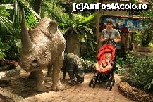[P08] Phuket Zoo, statuie de rinocer » foto by mariarosa
 - 
<span class="allrVoted glyphicon glyphicon-heart hidden" id="av302216"></span>
<a class="m-l-10 hidden" id="sv302216" onclick="voting_Foto_DelVot(,302216,4203)" role="button">șterge vot <span class="glyphicon glyphicon-remove"></span></a>
<a id="v9302216" class=" c-red"  onclick="voting_Foto_SetVot(302216)" role="button"><span class="glyphicon glyphicon-heart-empty"></span> <b>LIKE</b> = Votează poza</a> <img class="hidden"  id="f302216W9" src="/imagini/loader.gif" border="0" /><span class="AjErrMes hidden" id="e302216ErM"></span>