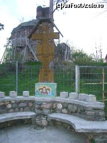 [P04] Curtea de Arges - in spatele troitei se vad ruinele Bisericii San Nicoara » foto by magdalena
 - 
<span class="allrVoted glyphicon glyphicon-heart hidden" id="av66168"></span>
<a class="m-l-10 hidden" id="sv66168" onclick="voting_Foto_DelVot(,66168,4208)" role="button">șterge vot <span class="glyphicon glyphicon-remove"></span></a>
<a id="v966168" class=" c-red"  onclick="voting_Foto_SetVot(66168)" role="button"><span class="glyphicon glyphicon-heart-empty"></span> <b>LIKE</b> = Votează poza</a> <img class="hidden"  id="f66168W9" src="/imagini/loader.gif" border="0" /><span class="AjErrMes hidden" id="e66168ErM"></span>