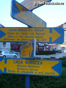 [P99] Curtea de Arges - indicatoare in intersectia cu statuia lui Basarab I » foto by magdalena
 - 
<span class="allrVoted glyphicon glyphicon-heart hidden" id="av66294"></span>
<a class="m-l-10 hidden" id="sv66294" onclick="voting_Foto_DelVot(,66294,4208)" role="button">șterge vot <span class="glyphicon glyphicon-remove"></span></a>
<a id="v966294" class=" c-red"  onclick="voting_Foto_SetVot(66294)" role="button"><span class="glyphicon glyphicon-heart-empty"></span> <b>LIKE</b> = Votează poza</a> <img class="hidden"  id="f66294W9" src="/imagini/loader.gif" border="0" /><span class="AjErrMes hidden" id="e66294ErM"></span>