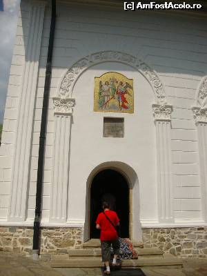 [P08] Intrarea în biserica mănăstirii.  » foto by Floryn81
 - 
<span class="allrVoted glyphicon glyphicon-heart hidden" id="av563308"></span>
<a class="m-l-10 hidden" id="sv563308" onclick="voting_Foto_DelVot(,563308,4213)" role="button">șterge vot <span class="glyphicon glyphicon-remove"></span></a>
<a id="v9563308" class=" c-red"  onclick="voting_Foto_SetVot(563308)" role="button"><span class="glyphicon glyphicon-heart-empty"></span> <b>LIKE</b> = Votează poza</a> <img class="hidden"  id="f563308W9" src="/imagini/loader.gif" border="0" /><span class="AjErrMes hidden" id="e563308ErM"></span>