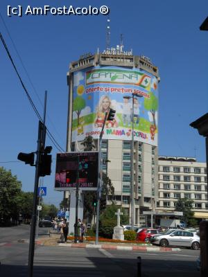 [P15] Pitești - Hotel Muntenia și reclame stradale. » foto by iulianic
 - 
<span class="allrVoted glyphicon glyphicon-heart hidden" id="av1380607"></span>
<a class="m-l-10 hidden" id="sv1380607" onclick="voting_Foto_DelVot(,1380607,4219)" role="button">șterge vot <span class="glyphicon glyphicon-remove"></span></a>
<a id="v91380607" class=" c-red"  onclick="voting_Foto_SetVot(1380607)" role="button"><span class="glyphicon glyphicon-heart-empty"></span> <b>LIKE</b> = Votează poza</a> <img class="hidden"  id="f1380607W9" src="/imagini/loader.gif" border="0" /><span class="AjErrMes hidden" id="e1380607ErM"></span>
