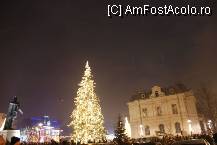[P06] Între statuia lui Mircea cel Bătrân şi Muzeul de Artă, bradul frumos împodobit şi luminat » foto by Costi
 - 
<span class="allrVoted glyphicon glyphicon-heart hidden" id="av35129"></span>
<a class="m-l-10 hidden" id="sv35129" onclick="voting_Foto_DelVot(,35129,4219)" role="button">șterge vot <span class="glyphicon glyphicon-remove"></span></a>
<a id="v935129" class=" c-red"  onclick="voting_Foto_SetVot(35129)" role="button"><span class="glyphicon glyphicon-heart-empty"></span> <b>LIKE</b> = Votează poza</a> <img class="hidden"  id="f35129W9" src="/imagini/loader.gif" border="0" /><span class="AjErrMes hidden" id="e35129ErM"></span>