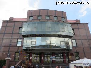 [P20] Biblioteca Județeană „Dinicu Golescu” și bustul cărturarului.  » foto by tata123 🔱
 - 
<span class="allrVoted glyphicon glyphicon-heart hidden" id="av614830"></span>
<a class="m-l-10 hidden" id="sv614830" onclick="voting_Foto_DelVot(,614830,4219)" role="button">șterge vot <span class="glyphicon glyphicon-remove"></span></a>
<a id="v9614830" class=" c-red"  onclick="voting_Foto_SetVot(614830)" role="button"><span class="glyphicon glyphicon-heart-empty"></span> <b>LIKE</b> = Votează poza</a> <img class="hidden"  id="f614830W9" src="/imagini/loader.gif" border="0" /><span class="AjErrMes hidden" id="e614830ErM"></span>