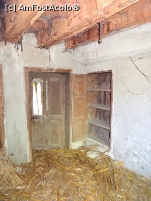 [P13] Interior utilizat drept adăpost pentru animale - Cula Drugănescu din Retevoiești.  » foto by tata123 🔱
 - 
<span class="allrVoted glyphicon glyphicon-heart hidden" id="av976797"></span>
<a class="m-l-10 hidden" id="sv976797" onclick="voting_Foto_DelVot(,976797,4219)" role="button">șterge vot <span class="glyphicon glyphicon-remove"></span></a>
<a id="v9976797" class=" c-red"  onclick="voting_Foto_SetVot(976797)" role="button"><span class="glyphicon glyphicon-heart-empty"></span> <b>LIKE</b> = Votează poza</a> <img class="hidden"  id="f976797W9" src="/imagini/loader.gif" border="0" /><span class="AjErrMes hidden" id="e976797ErM"></span>