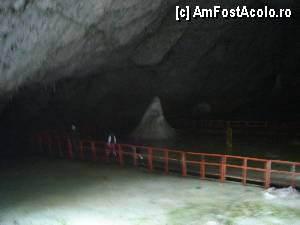 [P22] Pe jos, alb, este ghețarul iar în față, este o stalagmită de gheață.  » foto by Utube
 - 
<span class="allrVoted glyphicon glyphicon-heart hidden" id="av415352"></span>
<a class="m-l-10 hidden" id="sv415352" onclick="voting_Foto_DelVot(,415352,4234)" role="button">șterge vot <span class="glyphicon glyphicon-remove"></span></a>
<a id="v9415352" class=" c-red"  onclick="voting_Foto_SetVot(415352)" role="button"><span class="glyphicon glyphicon-heart-empty"></span> <b>LIKE</b> = Votează poza</a> <img class="hidden"  id="f415352W9" src="/imagini/loader.gif" border="0" /><span class="AjErrMes hidden" id="e415352ErM"></span>