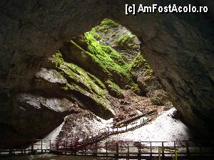 [P26] Așa se vede ieșirea din peșteră, fotografiată din interiorul ei.  » foto by Utube
 - 
<span class="allrVoted glyphicon glyphicon-heart hidden" id="av415356"></span>
<a class="m-l-10 hidden" id="sv415356" onclick="voting_Foto_DelVot(,415356,4234)" role="button">șterge vot <span class="glyphicon glyphicon-remove"></span></a>
<a id="v9415356" class=" c-red"  onclick="voting_Foto_SetVot(415356)" role="button"><span class="glyphicon glyphicon-heart-empty"></span> <b>LIKE</b> = Votează poza</a> <img class="hidden"  id="f415356W9" src="/imagini/loader.gif" border="0" /><span class="AjErrMes hidden" id="e415356ErM"></span>