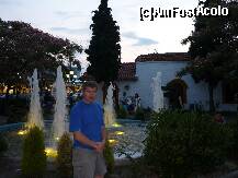 [P07] Parcul central din Kalithea.In spate o fintina cu jocuri de lumini si o bisericuta ortodoxa. » foto by octaviansz
 - 
<span class="allrVoted glyphicon glyphicon-heart hidden" id="av143113"></span>
<a class="m-l-10 hidden" id="sv143113" onclick="voting_Foto_DelVot(,143113,4275)" role="button">șterge vot <span class="glyphicon glyphicon-remove"></span></a>
<a id="v9143113" class=" c-red"  onclick="voting_Foto_SetVot(143113)" role="button"><span class="glyphicon glyphicon-heart-empty"></span> <b>LIKE</b> = Votează poza</a> <img class="hidden"  id="f143113W9" src="/imagini/loader.gif" border="0" /><span class="AjErrMes hidden" id="e143113ErM"></span>