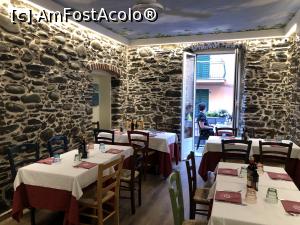 [P24] Manarola - prin restaurant » foto by mishu
 - 
<span class="allrVoted glyphicon glyphicon-heart hidden" id="av1290459"></span>
<a class="m-l-10 hidden" id="sv1290459" onclick="voting_Foto_DelVot(,1290459,4285)" role="button">șterge vot <span class="glyphicon glyphicon-remove"></span></a>
<a id="v91290459" class=" c-red"  onclick="voting_Foto_SetVot(1290459)" role="button"><span class="glyphicon glyphicon-heart-empty"></span> <b>LIKE</b> = Votează poza</a> <img class="hidden"  id="f1290459W9" src="/imagini/loader.gif" border="0" /><span class="AjErrMes hidden" id="e1290459ErM"></span>