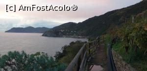 P24 [NOV-2019] În Manarola pe poteca plină de apă, în depărtare Corniglia