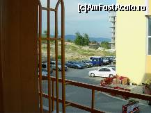 [P05] Vedere din balconul camerei noastre.
Chiar daca dadea in parcare nu ne-a deranjat nimeni, niciodata.
In dreapta e o terasa care totdeauna avea muzica in surdina, daca inchideai usa din termopan nu mai auzeai nimic. » foto by yoshy262*
 - 
<span class="allrVoted glyphicon glyphicon-heart hidden" id="av117300"></span>
<a class="m-l-10 hidden" id="sv117300" onclick="voting_Foto_DelVot(,117300,4294)" role="button">șterge vot <span class="glyphicon glyphicon-remove"></span></a>
<a id="v9117300" class=" c-red"  onclick="voting_Foto_SetVot(117300)" role="button"><span class="glyphicon glyphicon-heart-empty"></span> <b>LIKE</b> = Votează poza</a> <img class="hidden"  id="f117300W9" src="/imagini/loader.gif" border="0" /><span class="AjErrMes hidden" id="e117300ErM"></span>