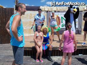 [P23] Karina, alaturi de unii animatori in ziua concursului intre hotelurile Nessebar Beach si Burgas.  » foto by Glassesman*
 - 
<span class="allrVoted glyphicon glyphicon-heart hidden" id="av442273"></span>
<a class="m-l-10 hidden" id="sv442273" onclick="voting_Foto_DelVot(,442273,4294)" role="button">șterge vot <span class="glyphicon glyphicon-remove"></span></a>
<a id="v9442273" class=" c-red"  onclick="voting_Foto_SetVot(442273)" role="button"><span class="glyphicon glyphicon-heart-empty"></span> <b>LIKE</b> = Votează poza</a> <img class="hidden"  id="f442273W9" src="/imagini/loader.gif" border="0" /><span class="AjErrMes hidden" id="e442273ErM"></span>