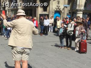 [P06] O 'familie' aranjata de comediant din turistii de pe strada, iar pustiului i-a pus in mana o halba luata de la alti turisti de la mese.  » foto by mishu
 - 
<span class="allrVoted glyphicon glyphicon-heart hidden" id="av962857"></span>
<a class="m-l-10 hidden" id="sv962857" onclick="voting_Foto_DelVot(,962857,4310)" role="button">șterge vot <span class="glyphicon glyphicon-remove"></span></a>
<a id="v9962857" class=" c-red"  onclick="voting_Foto_SetVot(962857)" role="button"><span class="glyphicon glyphicon-heart-empty"></span> <b>LIKE</b> = Votează poza</a> <img class="hidden"  id="f962857W9" src="/imagini/loader.gif" border="0" /><span class="AjErrMes hidden" id="e962857ErM"></span>