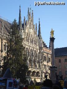 [P15] Corpul de cladire din continuarea primariei din Marienplatz cu statuia Fecioarei Maria » foto by ileanaxperta*
 - 
<span class="allrVoted glyphicon glyphicon-heart hidden" id="av58353"></span>
<a class="m-l-10 hidden" id="sv58353" onclick="voting_Foto_DelVot(,58353,4310)" role="button">șterge vot <span class="glyphicon glyphicon-remove"></span></a>
<a id="v958353" class=" c-red"  onclick="voting_Foto_SetVot(58353)" role="button"><span class="glyphicon glyphicon-heart-empty"></span> <b>LIKE</b> = Votează poza</a> <img class="hidden"  id="f58353W9" src="/imagini/loader.gif" border="0" /><span class="AjErrMes hidden" id="e58353ErM"></span>
