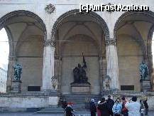 [P30] Odeonplatz, in fata Salii Comandantilor, Munchen » foto by ileanaxperta*
 - 
<span class="allrVoted glyphicon glyphicon-heart hidden" id="av58368"></span>
<a class="m-l-10 hidden" id="sv58368" onclick="voting_Foto_DelVot(,58368,4310)" role="button">șterge vot <span class="glyphicon glyphicon-remove"></span></a>
<a id="v958368" class=" c-red"  onclick="voting_Foto_SetVot(58368)" role="button"><span class="glyphicon glyphicon-heart-empty"></span> <b>LIKE</b> = Votează poza</a> <img class="hidden"  id="f58368W9" src="/imagini/loader.gif" border="0" /><span class="AjErrMes hidden" id="e58368ErM"></span>