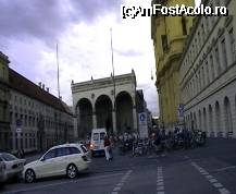 [P30] Vedere în Odeonplatz. În centru, Feldherrnhalle, iar în dreapta Theatinerkirche St. Kajetan » foto by Costi
 - 
<span class="allrVoted glyphicon glyphicon-heart hidden" id="av36824"></span>
<a class="m-l-10 hidden" id="sv36824" onclick="voting_Foto_DelVot(,36824,4310)" role="button">șterge vot <span class="glyphicon glyphicon-remove"></span></a>
<a id="v936824" class=" c-red"  onclick="voting_Foto_SetVot(36824)" role="button"><span class="glyphicon glyphicon-heart-empty"></span> <b>LIKE</b> = Votează poza</a> <img class="hidden"  id="f36824W9" src="/imagini/loader.gif" border="0" /><span class="AjErrMes hidden" id="e36824ErM"></span>