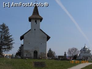 [P03] Biserica din Streisângeorgiu - Vedere dinspre vest. În dreapta, biserica nouă.  » foto by iulianic
 - 
<span class="allrVoted glyphicon glyphicon-heart hidden" id="av726575"></span>
<a class="m-l-10 hidden" id="sv726575" onclick="voting_Foto_DelVot(,726575,4346)" role="button">șterge vot <span class="glyphicon glyphicon-remove"></span></a>
<a id="v9726575" class=" c-red"  onclick="voting_Foto_SetVot(726575)" role="button"><span class="glyphicon glyphicon-heart-empty"></span> <b>LIKE</b> = Votează poza</a> <img class="hidden"  id="f726575W9" src="/imagini/loader.gif" border="0" /><span class="AjErrMes hidden" id="e726575ErM"></span>