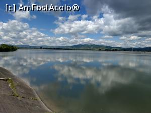 [P01] Barajul Sântamăria-Orlea, Hațeg, luciul apei și cerul oglindit în el. » foto by maryka
 - 
<span class="allrVoted glyphicon glyphicon-heart hidden" id="av1299762"></span>
<a class="m-l-10 hidden" id="sv1299762" onclick="voting_Foto_DelVot(,1299762,4346)" role="button">șterge vot <span class="glyphicon glyphicon-remove"></span></a>
<a id="v91299762" class=" c-red"  onclick="voting_Foto_SetVot(1299762)" role="button"><span class="glyphicon glyphicon-heart-empty"></span> <b>LIKE</b> = Votează poza</a> <img class="hidden"  id="f1299762W9" src="/imagini/loader.gif" border="0" /><span class="AjErrMes hidden" id="e1299762ErM"></span>