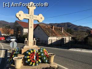[P06] Troița din fața bisericii-în fundal comuna și munții din apropiere » foto by AZE
 - 
<span class="allrVoted glyphicon glyphicon-heart hidden" id="av1074172"></span>
<a class="m-l-10 hidden" id="sv1074172" onclick="voting_Foto_DelVot(,1074172,4346)" role="button">șterge vot <span class="glyphicon glyphicon-remove"></span></a>
<a id="v91074172" class=" c-red"  onclick="voting_Foto_SetVot(1074172)" role="button"><span class="glyphicon glyphicon-heart-empty"></span> <b>LIKE</b> = Votează poza</a> <img class="hidden"  id="f1074172W9" src="/imagini/loader.gif" border="0" /><span class="AjErrMes hidden" id="e1074172ErM"></span>