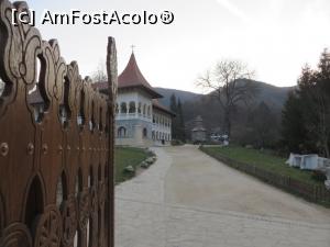 [P01] Mănăstirea Prislop - intrare în complexul mănăstiresc.  » foto by tata123 🔱
 - 
<span class="allrVoted glyphicon glyphicon-heart hidden" id="av727617"></span>
<a class="m-l-10 hidden" id="sv727617" onclick="voting_Foto_DelVot(,727617,4346)" role="button">șterge vot <span class="glyphicon glyphicon-remove"></span></a>
<a id="v9727617" class=" c-red"  onclick="voting_Foto_SetVot(727617)" role="button"><span class="glyphicon glyphicon-heart-empty"></span> <b>LIKE</b> = Votează poza</a> <img class="hidden"  id="f727617W9" src="/imagini/loader.gif" border="0" /><span class="AjErrMes hidden" id="e727617ErM"></span>