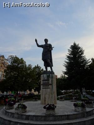 [P07] Statuia lui Traian - Piața Unirii, Deva.  » foto by tata123 🔱
 - 
<span class="allrVoted glyphicon glyphicon-heart hidden" id="av1112909"></span>
<a class="m-l-10 hidden" id="sv1112909" onclick="voting_Foto_DelVot(,1112909,4370)" role="button">șterge vot <span class="glyphicon glyphicon-remove"></span></a>
<a id="v91112909" class=" c-red"  onclick="voting_Foto_SetVot(1112909)" role="button"><span class="glyphicon glyphicon-heart-empty"></span> <b>LIKE</b> = Votează poza</a> <img class="hidden"  id="f1112909W9" src="/imagini/loader.gif" border="0" /><span class="AjErrMes hidden" id="e1112909ErM"></span>