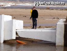 [P17] Reporter calcand pe obeliscul vechi rapus de inundatiile din 2005 » foto by pepsi70ro
 - 
<span class="allrVoted glyphicon glyphicon-heart hidden" id="av189702"></span>
<a class="m-l-10 hidden" id="sv189702" onclick="voting_Foto_DelVot(,189702,4397)" role="button">șterge vot <span class="glyphicon glyphicon-remove"></span></a>
<a id="v9189702" class=" c-red"  onclick="voting_Foto_SetVot(189702)" role="button"><span class="glyphicon glyphicon-heart-empty"></span> <b>LIKE</b> = Votează poza</a> <img class="hidden"  id="f189702W9" src="/imagini/loader.gif" border="0" /><span class="AjErrMes hidden" id="e189702ErM"></span>