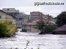 [P19] Gradinita din localitate inundata, observati nivelul apei la prima casa din partea dreapta » foto by pepsi70ro
 - 
<span class="allrVoted glyphicon glyphicon-heart hidden" id="av189704"></span>
<a class="m-l-10 hidden" id="sv189704" onclick="voting_Foto_DelVot(,189704,4397)" role="button">șterge vot <span class="glyphicon glyphicon-remove"></span></a>
<a id="v9189704" class=" c-red"  onclick="voting_Foto_SetVot(189704)" role="button"><span class="glyphicon glyphicon-heart-empty"></span> <b>LIKE</b> = Votează poza</a> <img class="hidden"  id="f189704W9" src="/imagini/loader.gif" border="0" /><span class="AjErrMes hidden" id="e189704ErM"></span>