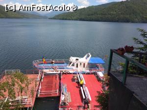 [P01] Lacul Vidraru cu barca pe valuri, » foto by Mioritik
 - 
<span class="allrVoted glyphicon glyphicon-heart hidden" id="av1233474"></span>
<a class="m-l-10 hidden" id="sv1233474" onclick="voting_Foto_DelVot(,1233474,4399)" role="button">șterge vot <span class="glyphicon glyphicon-remove"></span></a>
<a id="v91233474" class=" c-red"  onclick="voting_Foto_SetVot(1233474)" role="button"><span class="glyphicon glyphicon-heart-empty"></span> <b>LIKE</b> = Votează poza</a> <img class="hidden"  id="f1233474W9" src="/imagini/loader.gif" border="0" /><span class="AjErrMes hidden" id="e1233474ErM"></span>