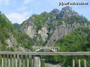[P01] Inceputul urcusului spre baraj, cu viaductele pe unde este cocotata soeaua.  » foto by liviu49
 - 
<span class="allrVoted glyphicon glyphicon-heart hidden" id="av640496"></span>
<a class="m-l-10 hidden" id="sv640496" onclick="voting_Foto_DelVot(,640496,4399)" role="button">șterge vot <span class="glyphicon glyphicon-remove"></span></a>
<a id="v9640496" class=" c-red"  onclick="voting_Foto_SetVot(640496)" role="button"><span class="glyphicon glyphicon-heart-empty"></span> <b>LIKE</b> = Votează poza</a> <img class="hidden"  id="f640496W9" src="/imagini/loader.gif" border="0" /><span class="AjErrMes hidden" id="e640496ErM"></span>