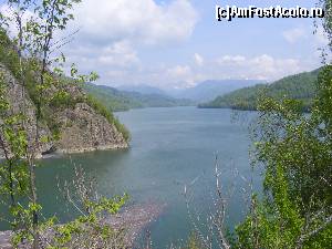 [P12] Lacul vazut de pe baraj. Nu va speriati de resturile de pe lac.  » foto by liviu49
 - 
<span class="allrVoted glyphicon glyphicon-heart hidden" id="av640514"></span>
<a class="m-l-10 hidden" id="sv640514" onclick="voting_Foto_DelVot(,640514,4399)" role="button">șterge vot <span class="glyphicon glyphicon-remove"></span></a>
<a id="v9640514" class=" c-red"  onclick="voting_Foto_SetVot(640514)" role="button"><span class="glyphicon glyphicon-heart-empty"></span> <b>LIKE</b> = Votează poza</a> <img class="hidden"  id="f640514W9" src="/imagini/loader.gif" border="0" /><span class="AjErrMes hidden" id="e640514ErM"></span>