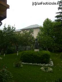 [P03] Muzeul Memorial Nicolae Grigorescu, Campina - curtea din fata casei » foto by magdalena
 - 
<span class="allrVoted glyphicon glyphicon-heart hidden" id="av77990"></span>
<a class="m-l-10 hidden" id="sv77990" onclick="voting_Foto_DelVot(,77990,4414)" role="button">șterge vot <span class="glyphicon glyphicon-remove"></span></a>
<a id="v977990" class=" c-red"  onclick="voting_Foto_SetVot(77990)" role="button"><span class="glyphicon glyphicon-heart-empty"></span> <b>LIKE</b> = Votează poza</a> <img class="hidden"  id="f77990W9" src="/imagini/loader.gif" border="0" /><span class="AjErrMes hidden" id="e77990ErM"></span>