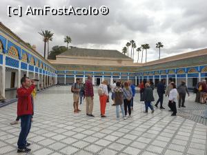 [P19] <strong>Curtea de Onoare (Grand Cour sau Cour d'Honneur) </strong>este unul dintre cele mai spectaculoase spatii deschise din Maroc. Curtea are forma unui dreptunghi ale carui laturi au 50, respectiv 30 metri, pavata cu marmura de Carrara si inconjurata de o galerie din lemn eleganta, colorata in albastru si galben. » foto by geani anto
 - 
<span class="allrVoted glyphicon glyphicon-heart hidden" id="av1298028"></span>
<a class="m-l-10 hidden" id="sv1298028" onclick="voting_Foto_DelVot(,1298028,4416)" role="button">șterge vot <span class="glyphicon glyphicon-remove"></span></a>
<a id="v91298028" class=" c-red"  onclick="voting_Foto_SetVot(1298028)" role="button"><span class="glyphicon glyphicon-heart-empty"></span> <b>LIKE</b> = Votează poza</a> <img class="hidden"  id="f1298028W9" src="/imagini/loader.gif" border="0" /><span class="AjErrMes hidden" id="e1298028ErM"></span>