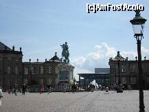 [P46] Piata Complexului Regal Amalienborg(cuprinde patru cladiri identice,doua se si vad,stanga-dreapta).In mijloc,statuia ecvestra a Regelui Frederik V (1753-71). In plan indepartat,central,se vede Opera,dincolo de arteziana si canal » foto by leone
 - 
<span class="allrVoted glyphicon glyphicon-heart hidden" id="av158322"></span>
<a class="m-l-10 hidden" id="sv158322" onclick="voting_Foto_DelVot(,158322,4424)" role="button">șterge vot <span class="glyphicon glyphicon-remove"></span></a>
<a id="v9158322" class=" c-red"  onclick="voting_Foto_SetVot(158322)" role="button"><span class="glyphicon glyphicon-heart-empty"></span> <b>LIKE</b> = Votează poza</a> <img class="hidden"  id="f158322W9" src="/imagini/loader.gif" border="0" /><span class="AjErrMes hidden" id="e158322ErM"></span>