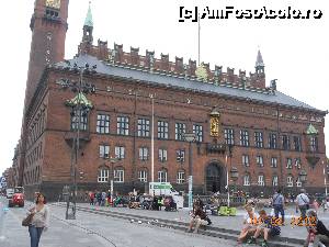[P12] Copenhaga - Primăria şi piaţa din faţa ei.  » foto by iulianic
 - 
<span class="allrVoted glyphicon glyphicon-heart hidden" id="av488143"></span>
<a class="m-l-10 hidden" id="sv488143" onclick="voting_Foto_DelVot(,488143,4424)" role="button">șterge vot <span class="glyphicon glyphicon-remove"></span></a>
<a id="v9488143" class=" c-red"  onclick="voting_Foto_SetVot(488143)" role="button"><span class="glyphicon glyphicon-heart-empty"></span> <b>LIKE</b> = Votează poza</a> <img class="hidden"  id="f488143W9" src="/imagini/loader.gif" border="0" /><span class="AjErrMes hidden" id="e488143ErM"></span>