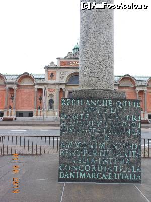 [P50] Copenhaga - Înscrisul de la baza soclului cu statuia lui Dante.  » foto by iulianic
 - 
<span class="allrVoted glyphicon glyphicon-heart hidden" id="av488181"></span>
<a class="m-l-10 hidden" id="sv488181" onclick="voting_Foto_DelVot(,488181,4424)" role="button">șterge vot <span class="glyphicon glyphicon-remove"></span></a>
<a id="v9488181" class=" c-red"  onclick="voting_Foto_SetVot(488181)" role="button"><span class="glyphicon glyphicon-heart-empty"></span> <b>LIKE</b> = Votează poza</a> <img class="hidden"  id="f488181W9" src="/imagini/loader.gif" border="0" /><span class="AjErrMes hidden" id="e488181ErM"></span>