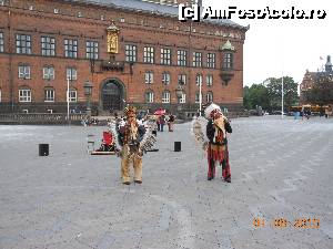 [P61] Copenhaga - În Piaţa Primăriei.  » foto by iulianic
 - 
<span class="allrVoted glyphicon glyphicon-heart hidden" id="av488192"></span>
<a class="m-l-10 hidden" id="sv488192" onclick="voting_Foto_DelVot(,488192,4424)" role="button">șterge vot <span class="glyphicon glyphicon-remove"></span></a>
<a id="v9488192" class=" c-red"  onclick="voting_Foto_SetVot(488192)" role="button"><span class="glyphicon glyphicon-heart-empty"></span> <b>LIKE</b> = Votează poza</a> <img class="hidden"  id="f488192W9" src="/imagini/loader.gif" border="0" /><span class="AjErrMes hidden" id="e488192ErM"></span>