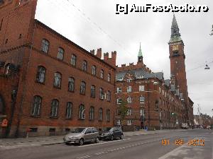 [P07] Copenhaga - Clădirile de cărămidă roşie şi turnul Primăriei.  » foto by iulianic
 - 
<span class="allrVoted glyphicon glyphicon-heart hidden" id="av488138"></span>
<a class="m-l-10 hidden" id="sv488138" onclick="voting_Foto_DelVot(,488138,4424)" role="button">șterge vot <span class="glyphicon glyphicon-remove"></span></a>
<a id="v9488138" class=" c-red"  onclick="voting_Foto_SetVot(488138)" role="button"><span class="glyphicon glyphicon-heart-empty"></span> <b>LIKE</b> = Votează poza</a> <img class="hidden"  id="f488138W9" src="/imagini/loader.gif" border="0" /><span class="AjErrMes hidden" id="e488138ErM"></span>