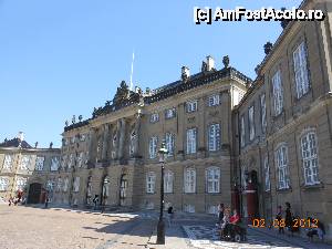 [P14] Copenhaga - Unul dintre cele patru palate de la Amalienborg.  » foto by iulianic
 - 
<span class="allrVoted glyphicon glyphicon-heart hidden" id="av508058"></span>
<a class="m-l-10 hidden" id="sv508058" onclick="voting_Foto_DelVot(,508058,4424)" role="button">șterge vot <span class="glyphicon glyphicon-remove"></span></a>
<a id="v9508058" class=" c-red"  onclick="voting_Foto_SetVot(508058)" role="button"><span class="glyphicon glyphicon-heart-empty"></span> <b>LIKE</b> = Votează poza</a> <img class="hidden"  id="f508058W9" src="/imagini/loader.gif" border="0" /><span class="AjErrMes hidden" id="e508058ErM"></span>