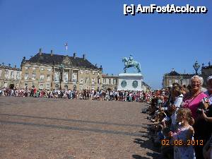 [P16] Copenhaga - Curtea Palatului Amalienborg şi turiştii în aşteptarea ceremonialului de schimbare a gărzii.  » foto by iulianic
 - 
<span class="allrVoted glyphicon glyphicon-heart hidden" id="av508060"></span>
<a class="m-l-10 hidden" id="sv508060" onclick="voting_Foto_DelVot(,508060,4424)" role="button">șterge vot <span class="glyphicon glyphicon-remove"></span></a>
<a id="v9508060" class=" c-red"  onclick="voting_Foto_SetVot(508060)" role="button"><span class="glyphicon glyphicon-heart-empty"></span> <b>LIKE</b> = Votează poza</a> <img class="hidden"  id="f508060W9" src="/imagini/loader.gif" border="0" /><span class="AjErrMes hidden" id="e508060ErM"></span>