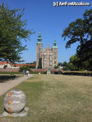 [P37] Copenhaga - Palatul Rosenborg, în parc.  » foto by iulianic
 - 
<span class="allrVoted glyphicon glyphicon-heart hidden" id="av508081"></span>
<a class="m-l-10 hidden" id="sv508081" onclick="voting_Foto_DelVot(,508081,4424)" role="button">șterge vot <span class="glyphicon glyphicon-remove"></span></a>
<a id="v9508081" class=" c-red"  onclick="voting_Foto_SetVot(508081)" role="button"><span class="glyphicon glyphicon-heart-empty"></span> <b>LIKE</b> = Votează poza</a> <img class="hidden"  id="f508081W9" src="/imagini/loader.gif" border="0" /><span class="AjErrMes hidden" id="e508081ErM"></span>