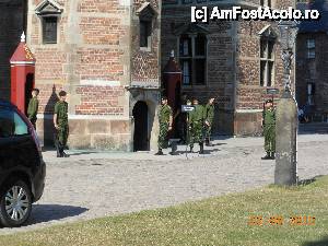 [P45] Copenhaga - Palatul Rosenborg, schimbarea gărzii.  » foto by iulianic
 - 
<span class="allrVoted glyphicon glyphicon-heart hidden" id="av508089"></span>
<a class="m-l-10 hidden" id="sv508089" onclick="voting_Foto_DelVot(,508089,4424)" role="button">șterge vot <span class="glyphicon glyphicon-remove"></span></a>
<a id="v9508089" class=" c-red"  onclick="voting_Foto_SetVot(508089)" role="button"><span class="glyphicon glyphicon-heart-empty"></span> <b>LIKE</b> = Votează poza</a> <img class="hidden"  id="f508089W9" src="/imagini/loader.gif" border="0" /><span class="AjErrMes hidden" id="e508089ErM"></span>