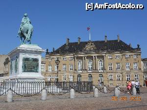 [P53] Copenhaga - Palatul Amalienborg.  » foto by iulianic
 - 
<span class="allrVoted glyphicon glyphicon-heart hidden" id="av508097"></span>
<a class="m-l-10 hidden" id="sv508097" onclick="voting_Foto_DelVot(,508097,4424)" role="button">șterge vot <span class="glyphicon glyphicon-remove"></span></a>
<a id="v9508097" class=" c-red"  onclick="voting_Foto_SetVot(508097)" role="button"><span class="glyphicon glyphicon-heart-empty"></span> <b>LIKE</b> = Votează poza</a> <img class="hidden"  id="f508097W9" src="/imagini/loader.gif" border="0" /><span class="AjErrMes hidden" id="e508097ErM"></span>