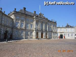[P56] Copenhaga - Unul dintre palatele de la Amalienborg.  » foto by iulianic
 - 
<span class="allrVoted glyphicon glyphicon-heart hidden" id="av508109"></span>
<a class="m-l-10 hidden" id="sv508109" onclick="voting_Foto_DelVot(,508109,4424)" role="button">șterge vot <span class="glyphicon glyphicon-remove"></span></a>
<a id="v9508109" class=" c-red"  onclick="voting_Foto_SetVot(508109)" role="button"><span class="glyphicon glyphicon-heart-empty"></span> <b>LIKE</b> = Votează poza</a> <img class="hidden"  id="f508109W9" src="/imagini/loader.gif" border="0" /><span class="AjErrMes hidden" id="e508109ErM"></span>