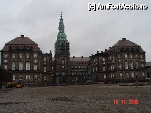[P15] Palatul Christiansborg, văzut dinspre grădină » foto by abancor
 - 
<span class="allrVoted glyphicon glyphicon-heart hidden" id="av417548"></span>
<a class="m-l-10 hidden" id="sv417548" onclick="voting_Foto_DelVot(,417548,4424)" role="button">șterge vot <span class="glyphicon glyphicon-remove"></span></a>
<a id="v9417548" class=" c-red"  onclick="voting_Foto_SetVot(417548)" role="button"><span class="glyphicon glyphicon-heart-empty"></span> <b>LIKE</b> = Votează poza</a> <img class="hidden"  id="f417548W9" src="/imagini/loader.gif" border="0" /><span class="AjErrMes hidden" id="e417548ErM"></span>
