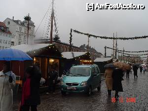 [P03] Căsuțele Pieței de Crăciun Nyhavn. Acesta este cheiul comercial, cu tarabe și restaurante; pe celălalt mal nu se plimbă prea multă lume » foto by abancor
 - 
<span class="allrVoted glyphicon glyphicon-heart hidden" id="av417532"></span>
<a class="m-l-10 hidden" id="sv417532" onclick="voting_Foto_DelVot(,417532,4424)" role="button">șterge vot <span class="glyphicon glyphicon-remove"></span></a>
<a id="v9417532" class=" c-red"  onclick="voting_Foto_SetVot(417532)" role="button"><span class="glyphicon glyphicon-heart-empty"></span> <b>LIKE</b> = Votează poza</a> <img class="hidden"  id="f417532W9" src="/imagini/loader.gif" border="0" /><span class="AjErrMes hidden" id="e417532ErM"></span>