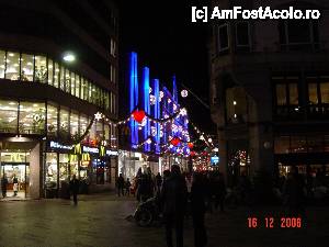 [P31] Pe Strøget, seara, lîngă Illum (magazinul decorat cu albastru)  » foto by abancor
 - 
<span class="allrVoted glyphicon glyphicon-heart hidden" id="av417566"></span>
<a class="m-l-10 hidden" id="sv417566" onclick="voting_Foto_DelVot(,417566,4424)" role="button">șterge vot <span class="glyphicon glyphicon-remove"></span></a>
<a id="v9417566" class=" c-red"  onclick="voting_Foto_SetVot(417566)" role="button"><span class="glyphicon glyphicon-heart-empty"></span> <b>LIKE</b> = Votează poza</a> <img class="hidden"  id="f417566W9" src="/imagini/loader.gif" border="0" /><span class="AjErrMes hidden" id="e417566ErM"></span>