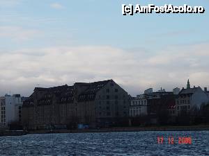 [P36] Hotel Admiral văzut de pe apă » foto by abancor
 - 
<span class="allrVoted glyphicon glyphicon-heart hidden" id="av417573"></span>
<a class="m-l-10 hidden" id="sv417573" onclick="voting_Foto_DelVot(,417573,4424)" role="button">șterge vot <span class="glyphicon glyphicon-remove"></span></a>
<a id="v9417573" class=" c-red"  onclick="voting_Foto_SetVot(417573)" role="button"><span class="glyphicon glyphicon-heart-empty"></span> <b>LIKE</b> = Votează poza</a> <img class="hidden"  id="f417573W9" src="/imagini/loader.gif" border="0" /><span class="AjErrMes hidden" id="e417573ErM"></span>